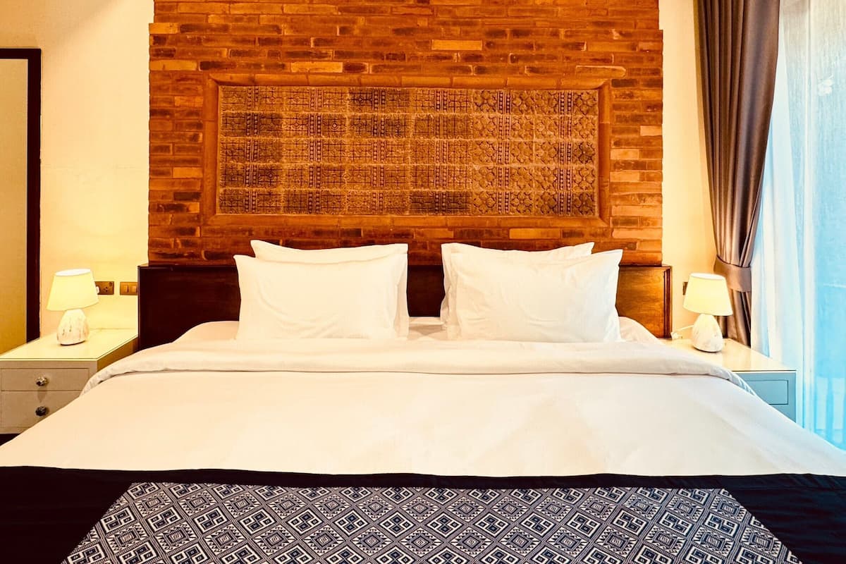 Familie huis | Luxe beddengoed, een kluis op de kamer, een bureau, een laptopwerkplek