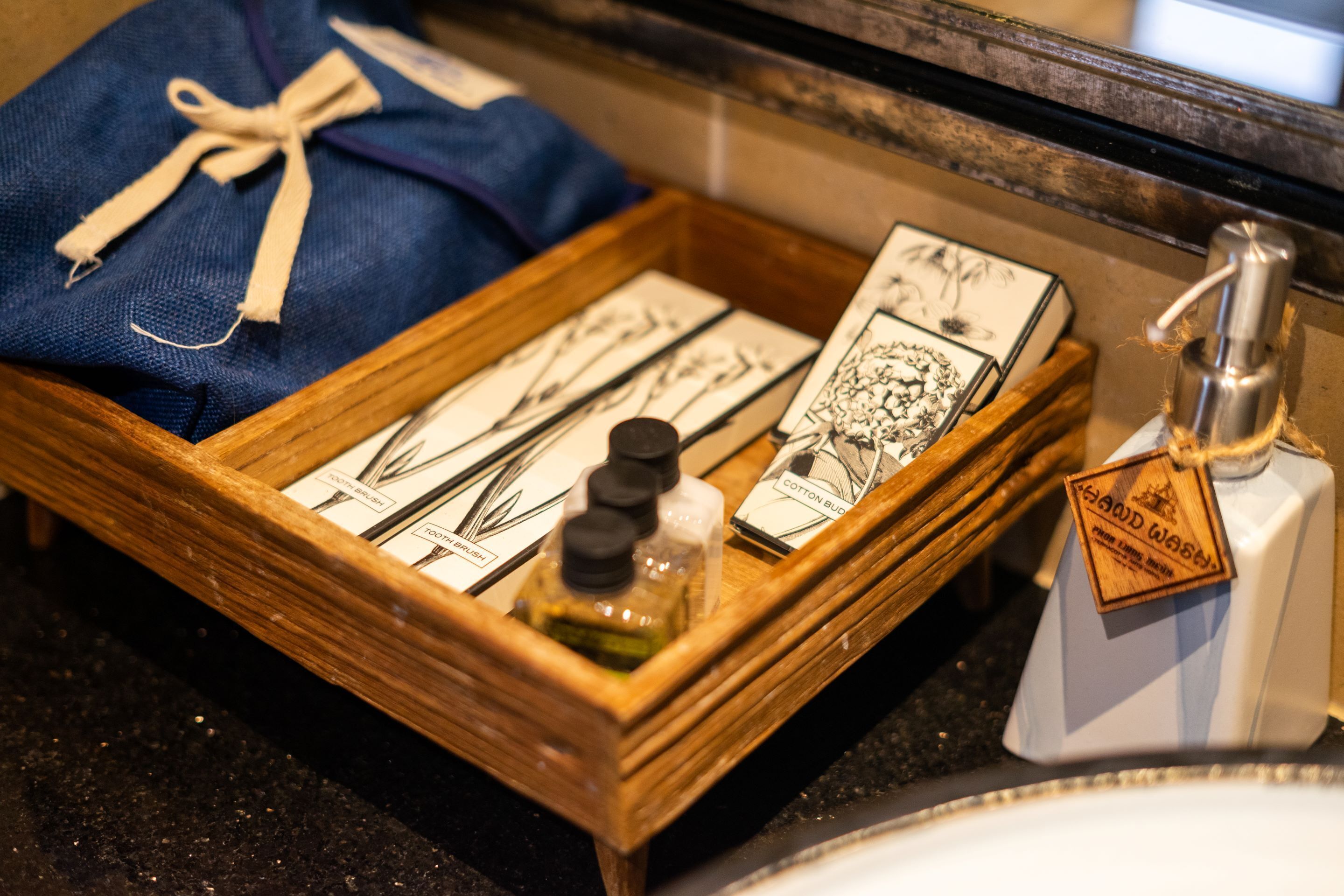 deluxe twin with balcony - air purifiers | room amenity