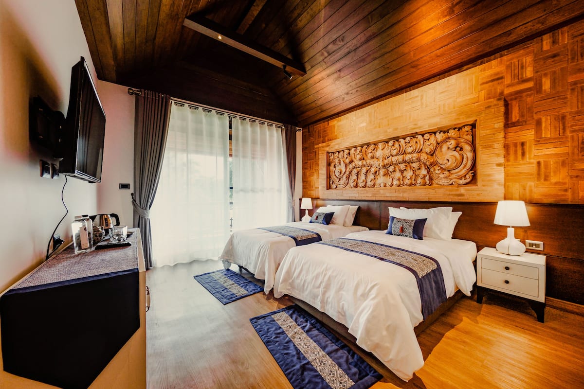 Deluxe Twin kamer, balkon (Wooden Ceiling - Air purifiers) | Luxe beddengoed, een kluis op de kamer, een bureau, een laptopwerkplek