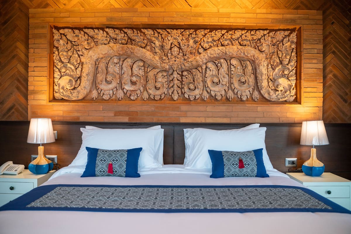 Luxe beddengoed, een kluis op de kamer, een bureau, een laptopwerkplek