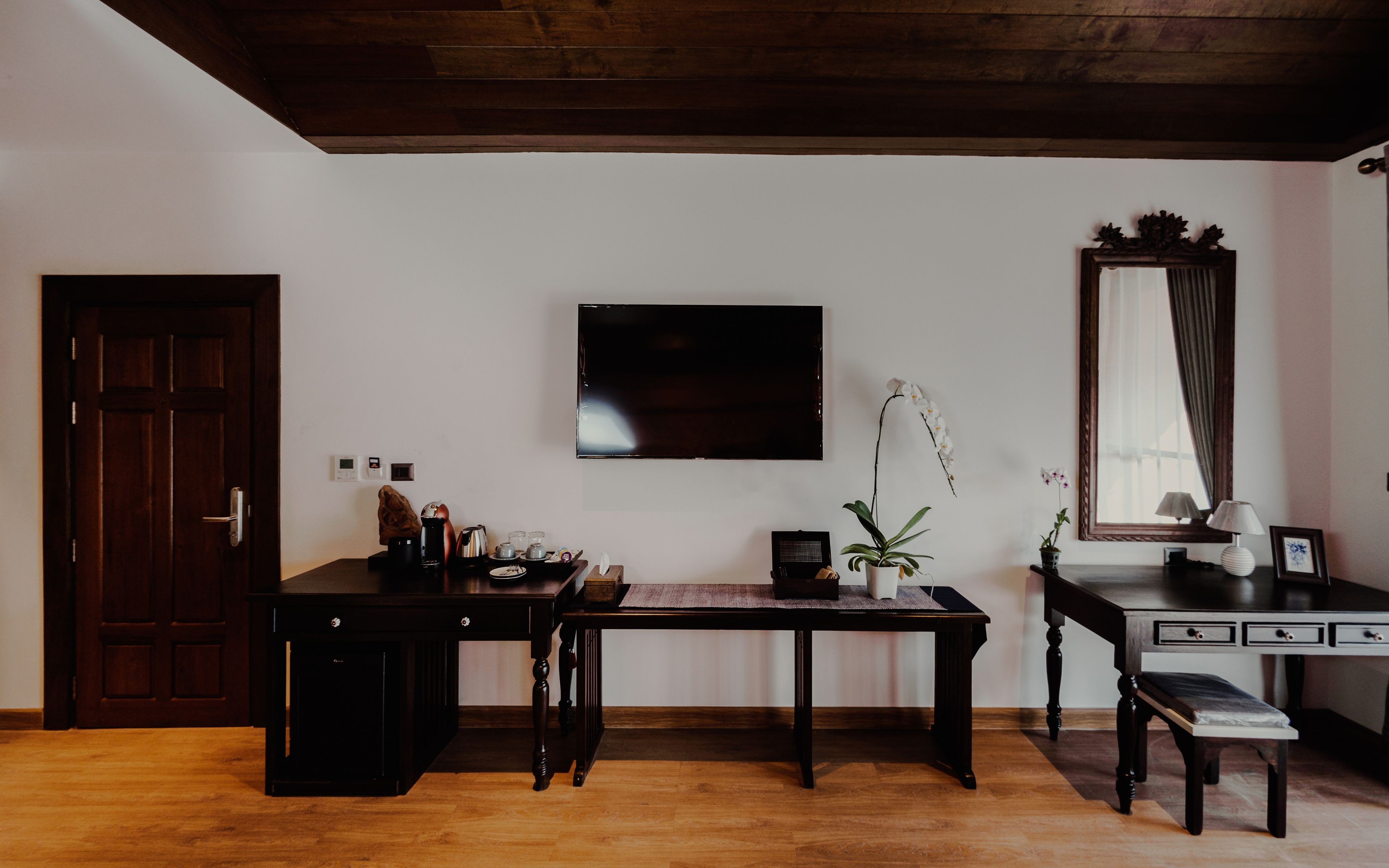 deluxe suite, balcony - air purifiers | television