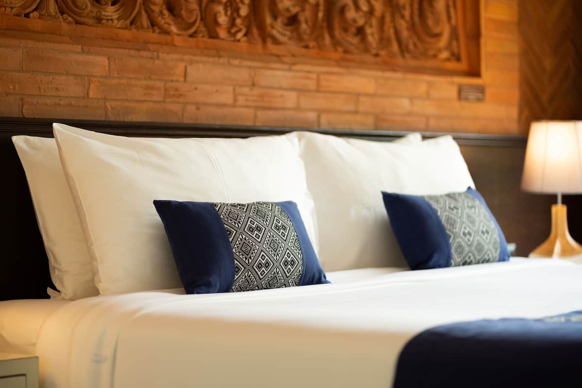 Luxe beddengoed, een kluis op de kamer, een bureau, een laptopwerkplek