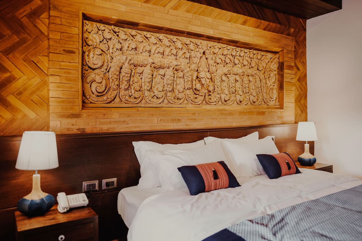 Luxe beddengoed, een kluis op de kamer, een bureau, een laptopwerkplek