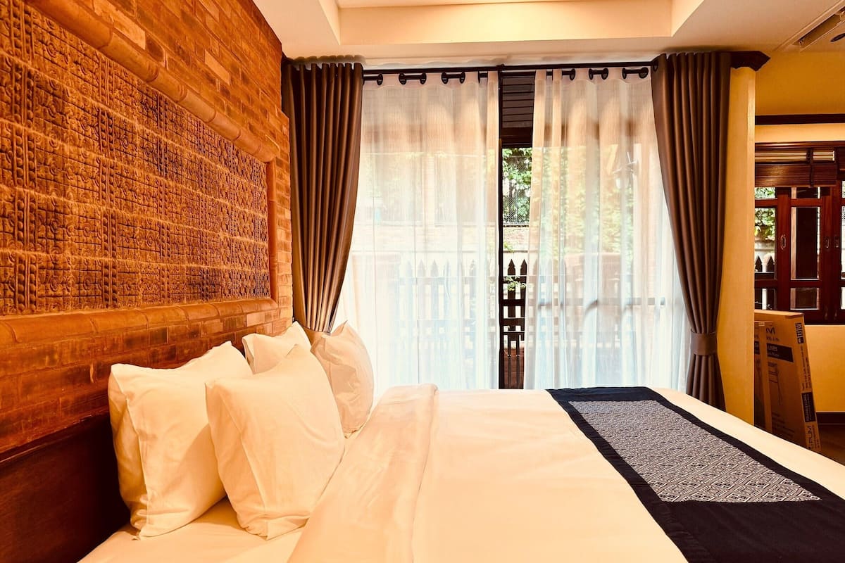 Familie huis | Luxe beddengoed, een kluis op de kamer, een bureau, een laptopwerkplek