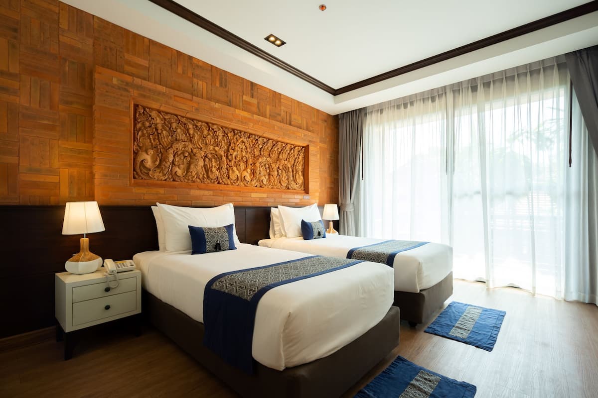 Deluxe Twin kamer | Luxe beddengoed, een kluis op de kamer, een bureau, een laptopwerkplek