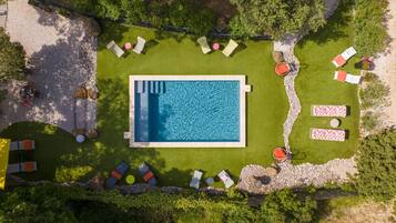 Kolam renang outdoor dan sebuah kolam renang air hangat