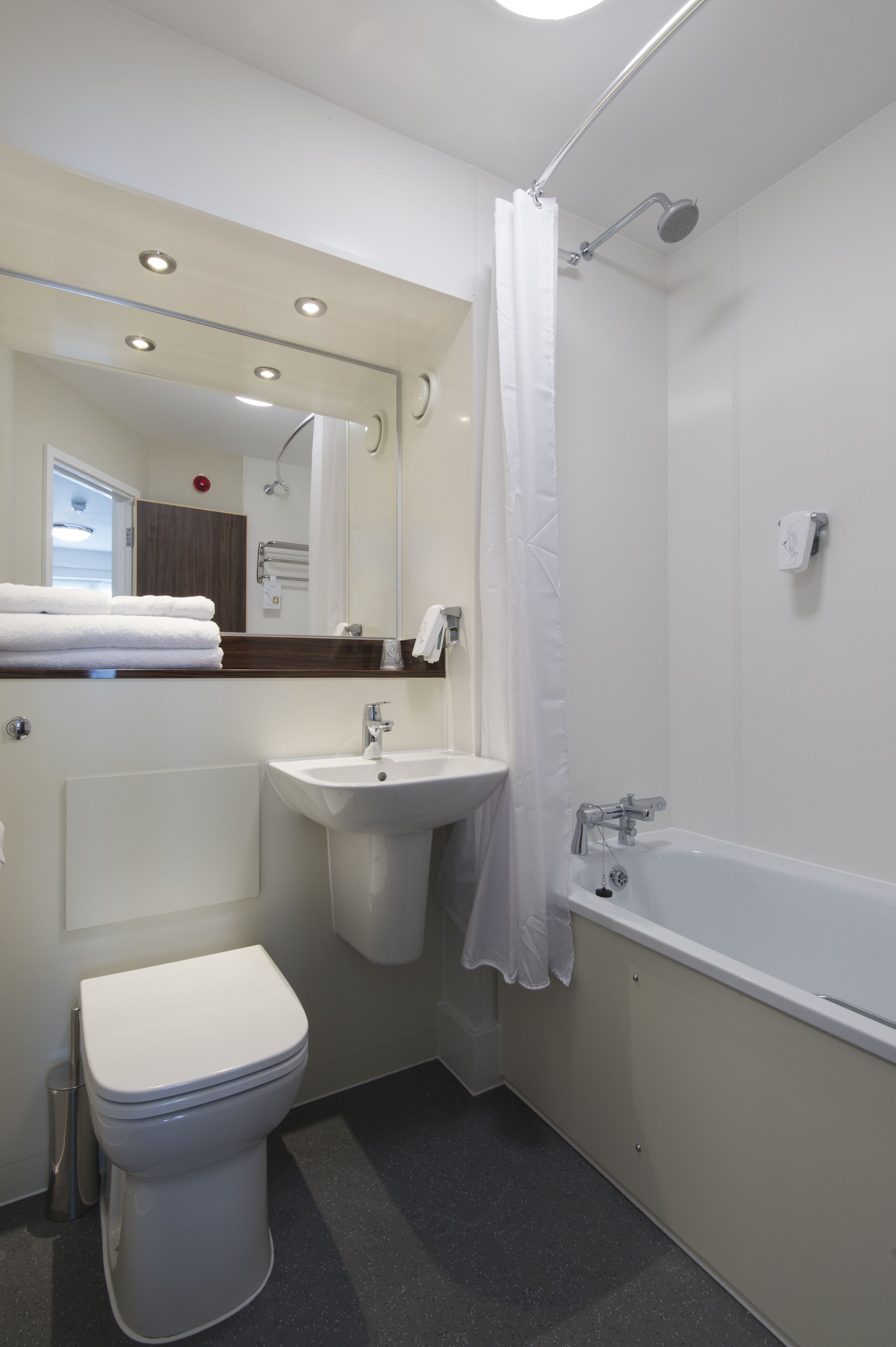 Combined shower/tub, free toiletries, towels