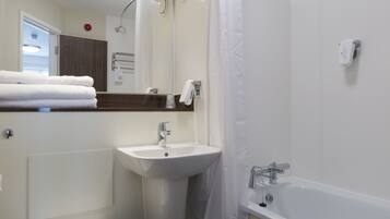 Combined shower/tub, free toiletries, towels