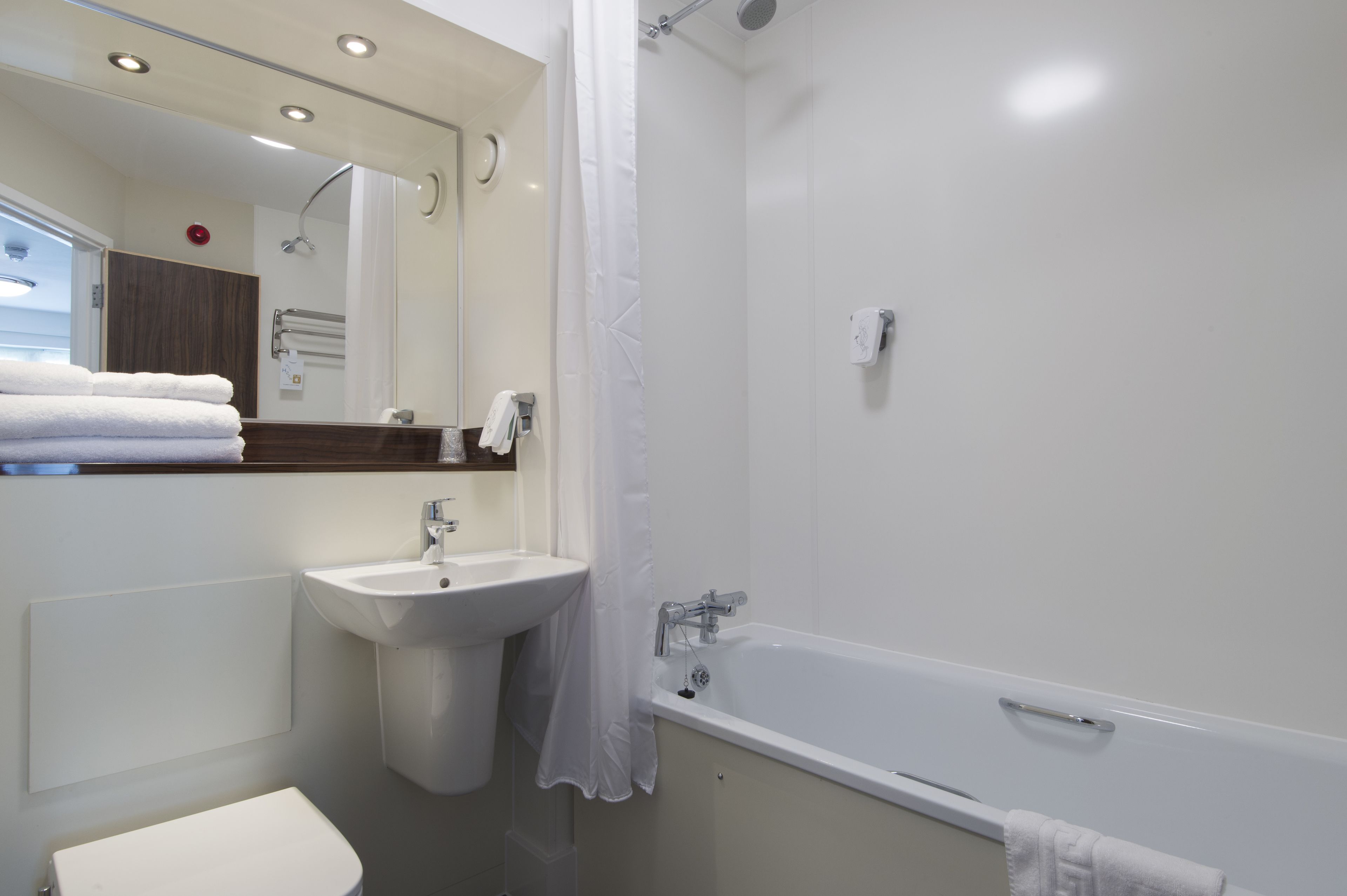 Un baño moderno con lavabo, inodoro y bañera.