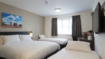 غرفة عائلية | مكتب ومكواة/لوح كي وواي فاي مجانًا وملاءات أسرّة