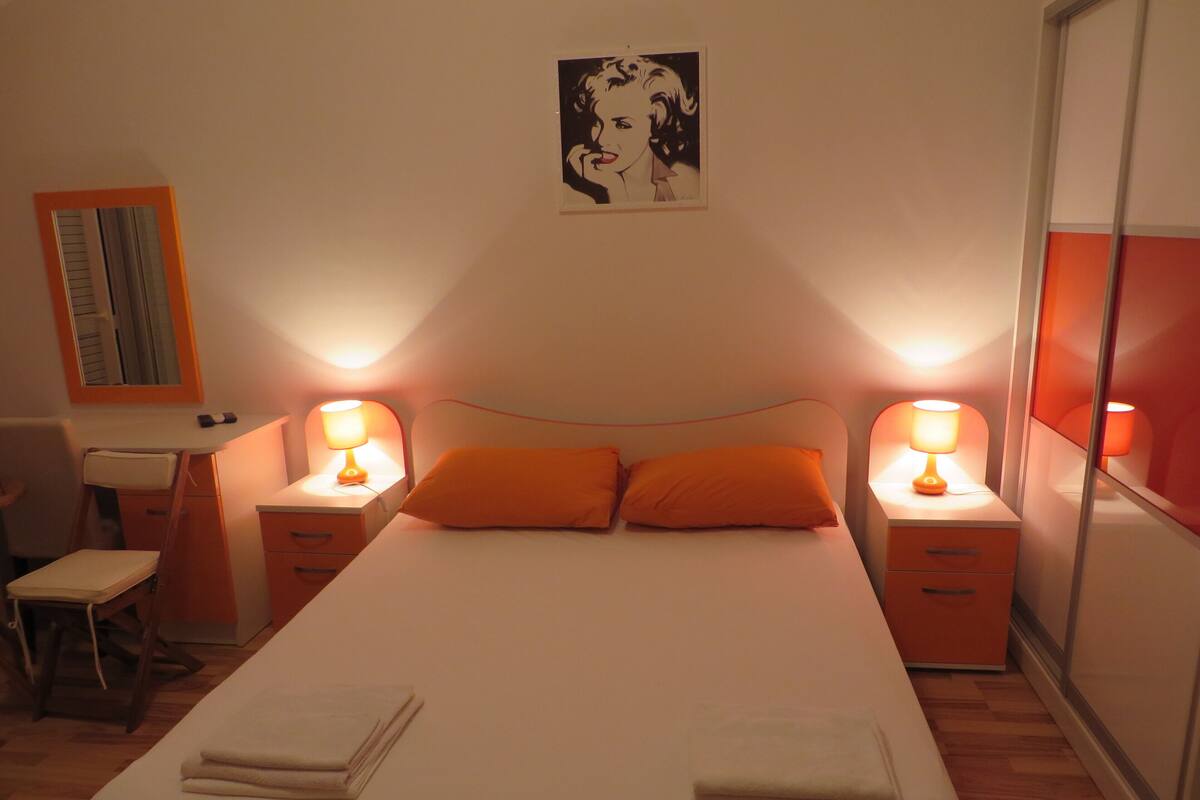 In-room safe, free WiFi, bed sheets