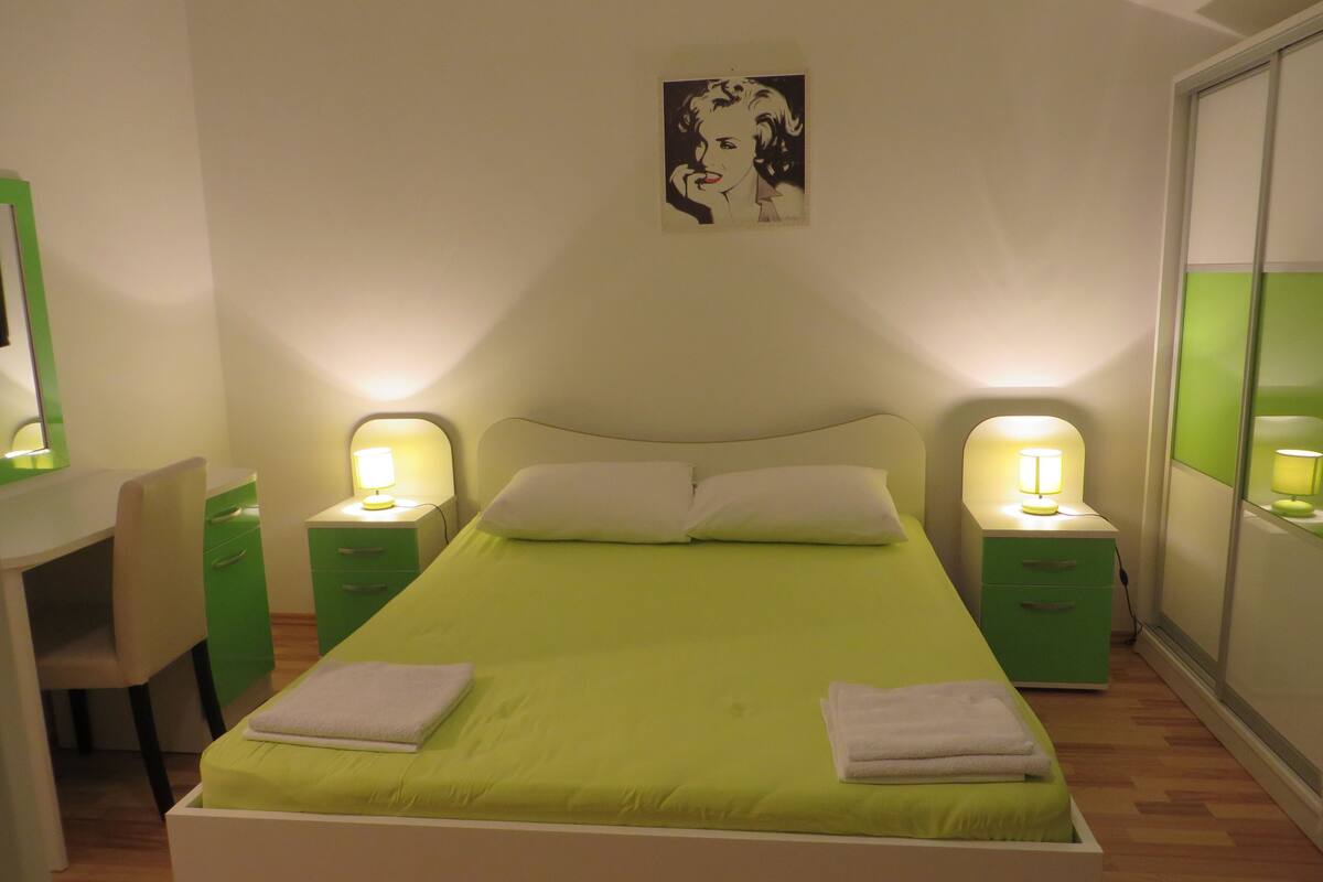 Deluxe Studio, 1 Queen Bed