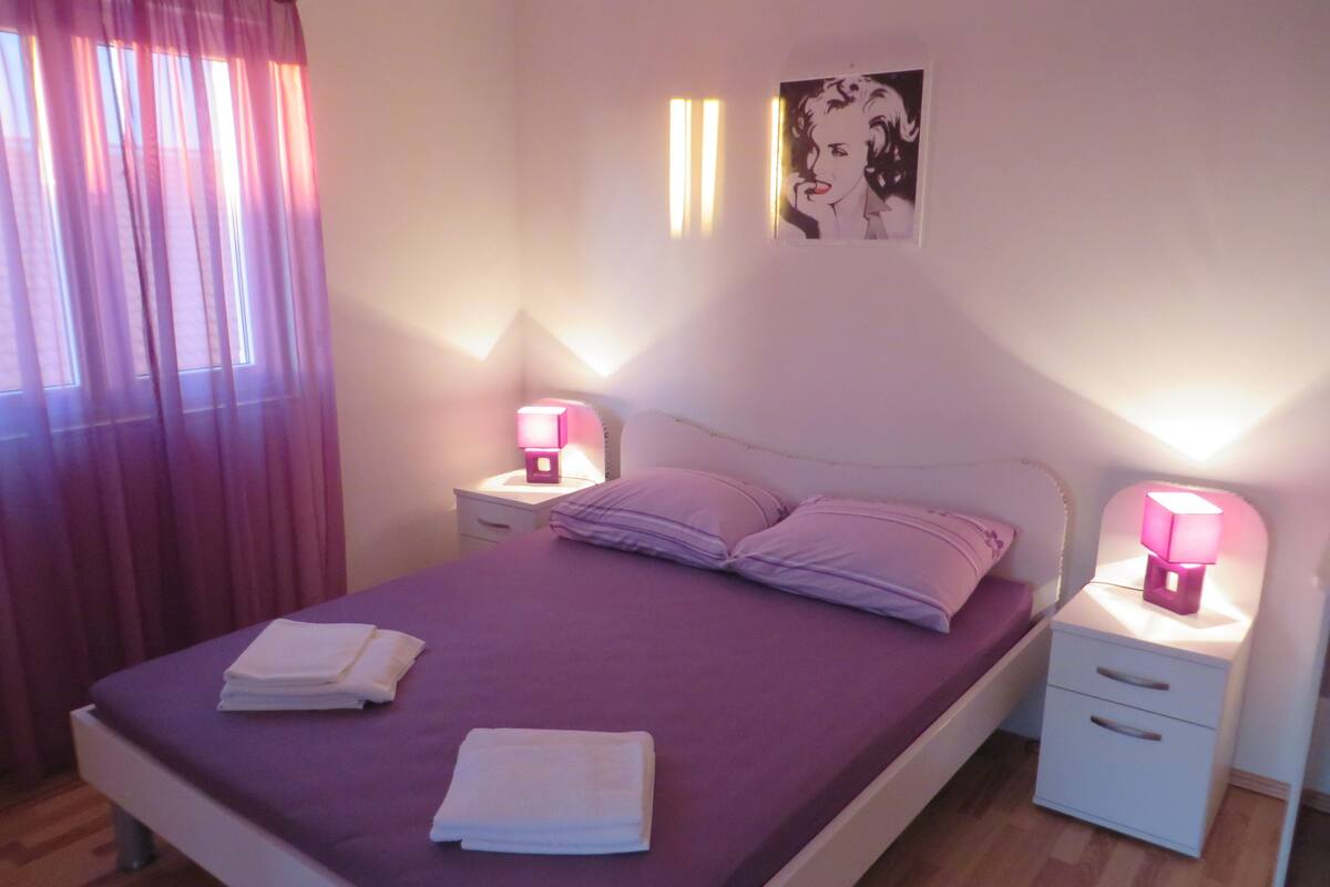 In-room safe, free WiFi, bed sheets