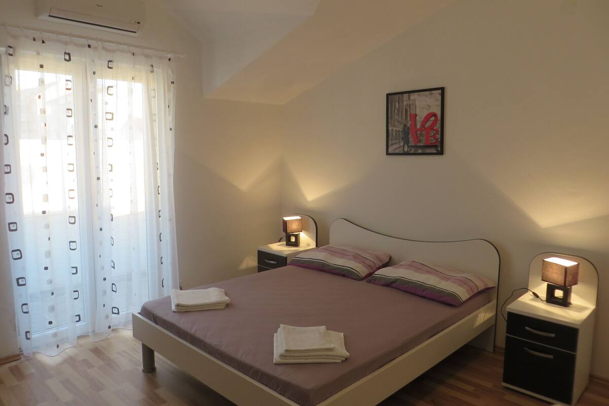 In-room safe, free WiFi, bed sheets