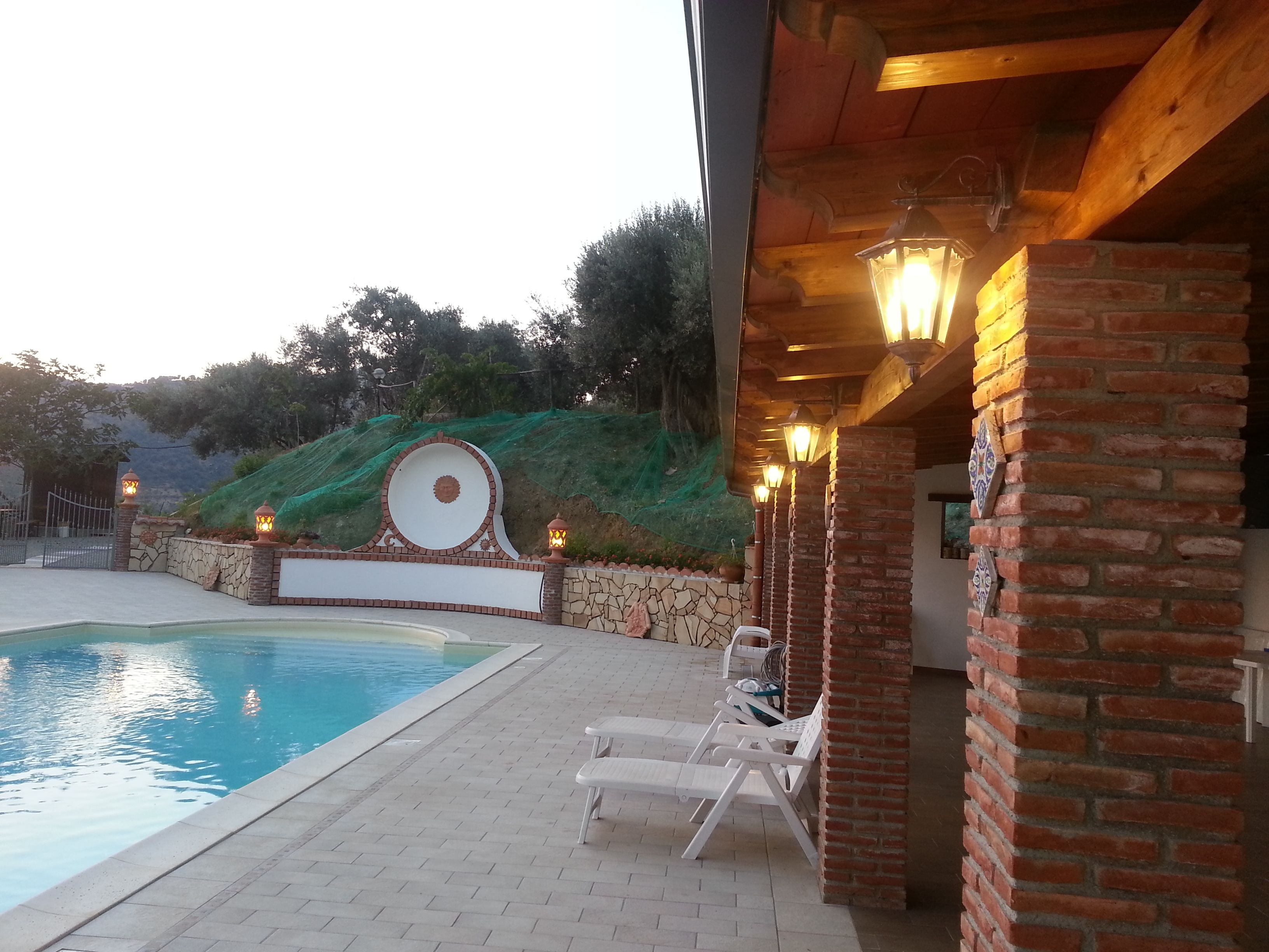 Una piscina al aire libre de temporada