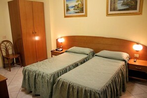 Chambre Standard Double ou avec lits jumeaux, 1 très grand lit, non-fumeur