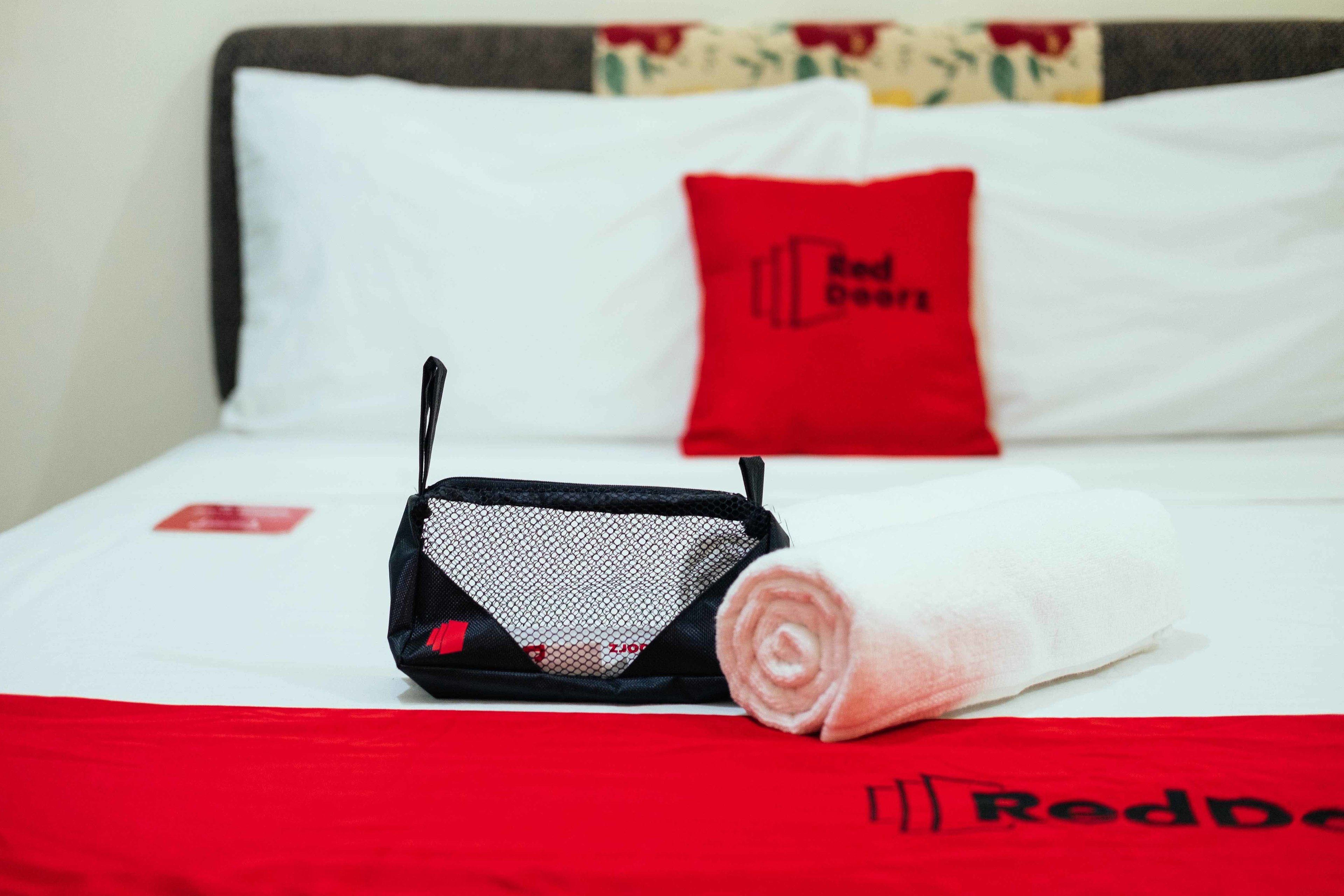 room | free wifi, bed sheets