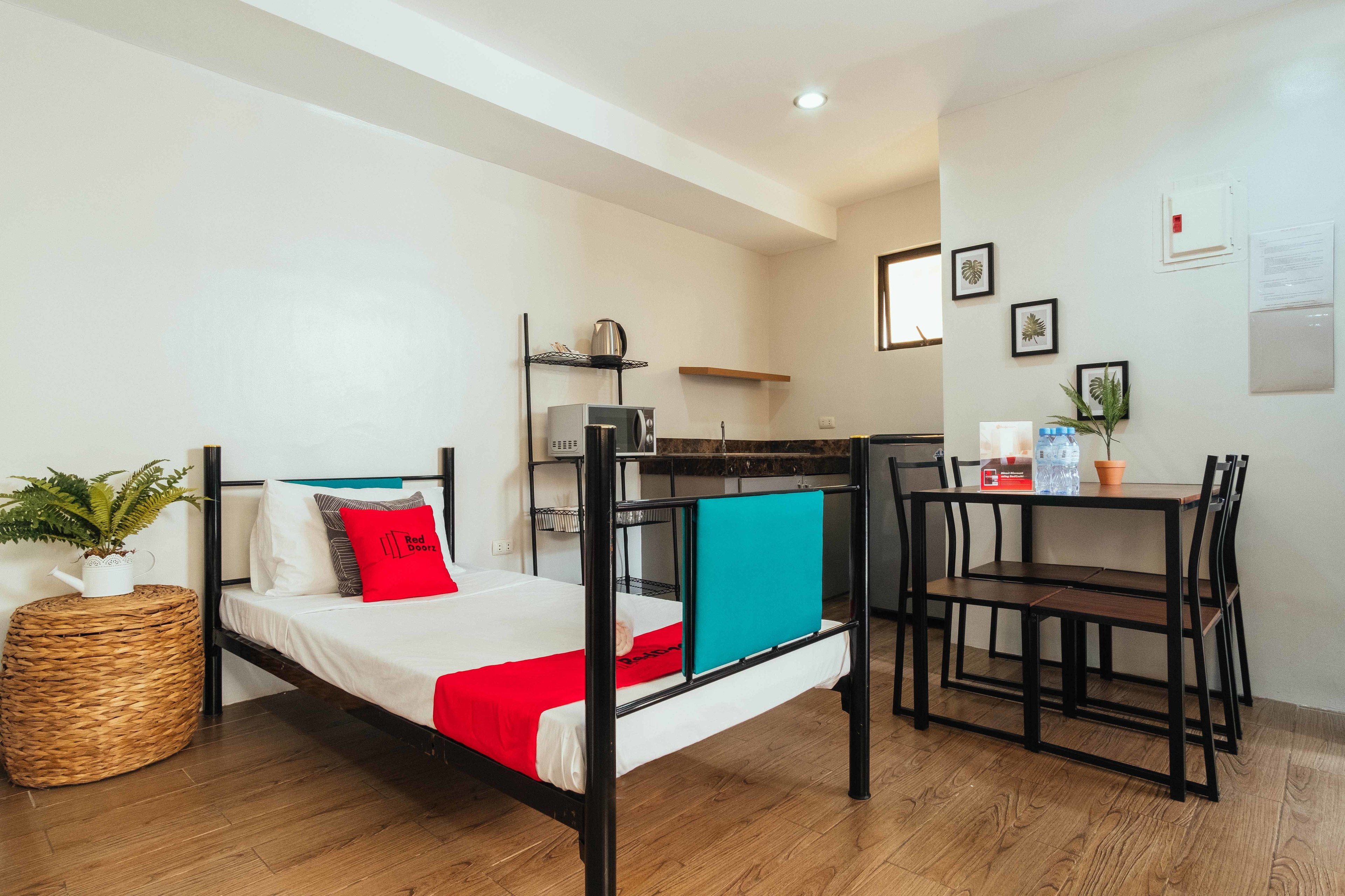 room | free wifi, bed sheets