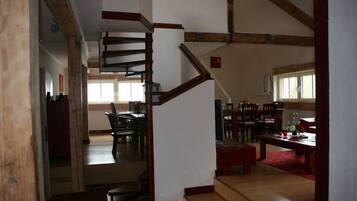 Grand Apartment (100€ cleaning fee excluded) | Laptop workspace, blackout drapes, soundproofing, free WiFi