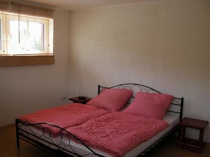 Espacio para trabajar con laptop y cortinas blackout 