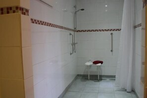 トリプルルーム | バスルームのシャワー