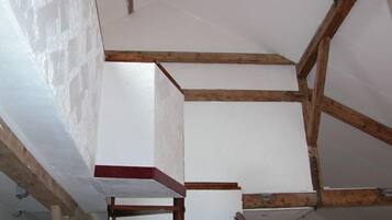 Ruang kerja ramah laptop, tirai kedap cahaya, dan kedap suara