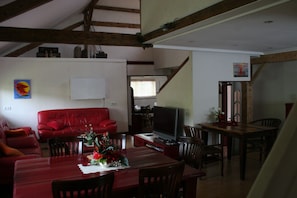 Espacio para trabajar con laptop y cortinas blackout 