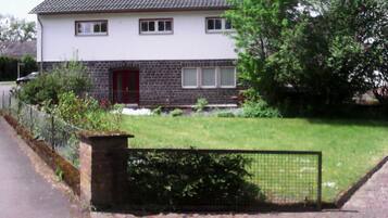 Kamar Triple | Ruang kerja ramah laptop, tirai kedap cahaya, dan kedap suara