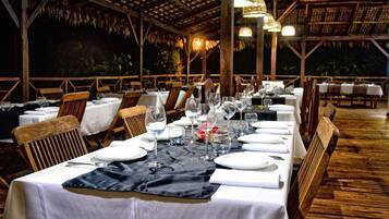 Melayani sarapan, makan siang, makan malam; sajian masakan Prancis