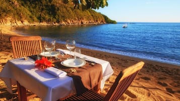 Melayani sarapan, makan siang, makan malam; sajian masakan Prancis