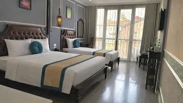 Quarto triplo família, sacada, vista para a cidade | Roupas de cama premium, frigobar, cofres nos quartos, escrivaninha