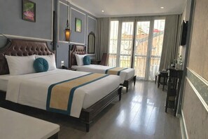 Habitación triple familiar, balcón, vista a la ciudad | Ropa de cama de alta calidad y minibar 