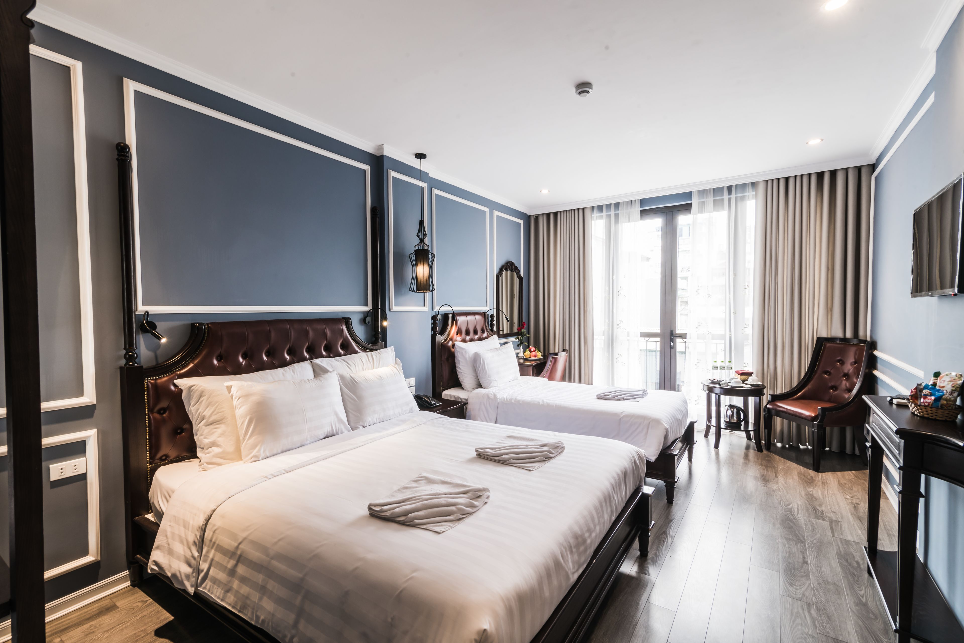 Phòng 3 dành cho gia đình, ban công, quang cảnh thành phố | Minibar, két bảo mật tại phòng, bàn, màn/rèm cản sáng 