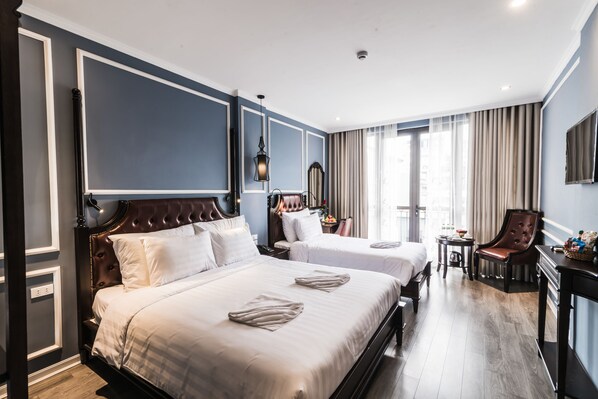 Habitación triple familiar, balcón, vista a la ciudad | Minibar, caja de seguridad en la habitación y escritorio 