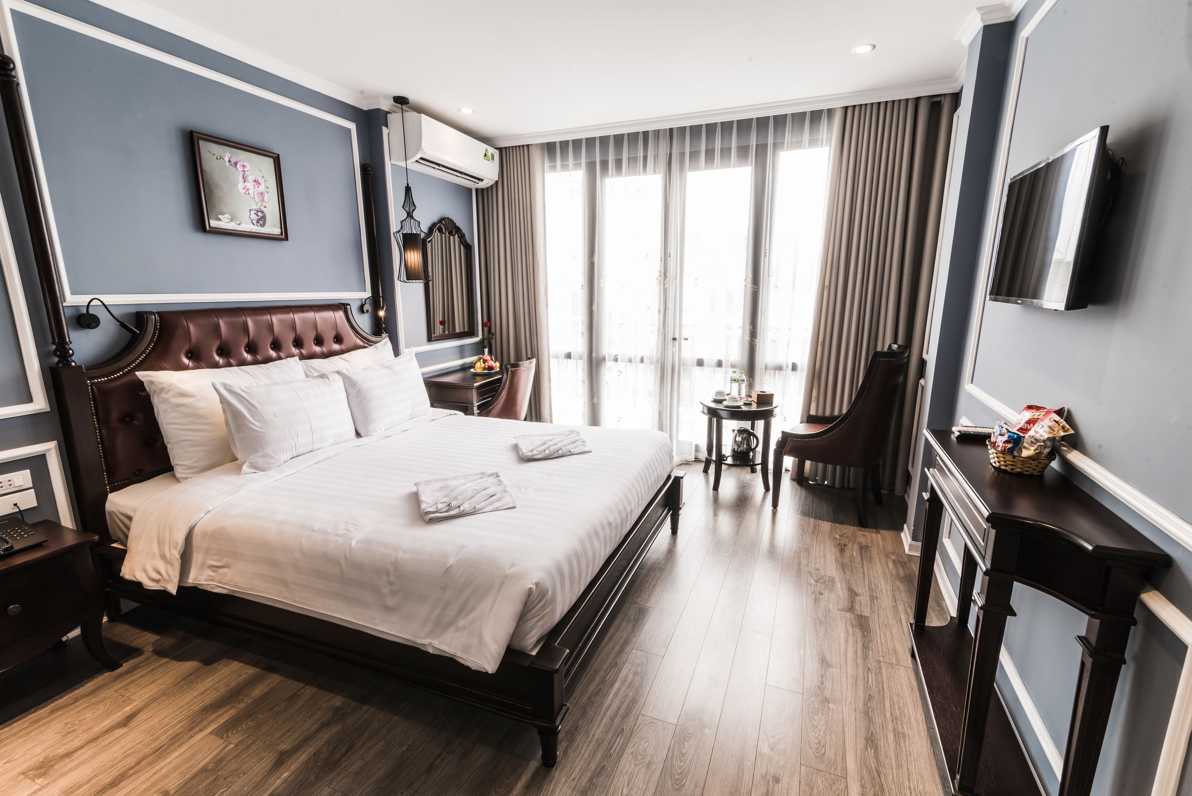 luxury room, city view | 1 bedroom, minibar, in-room safe, desk