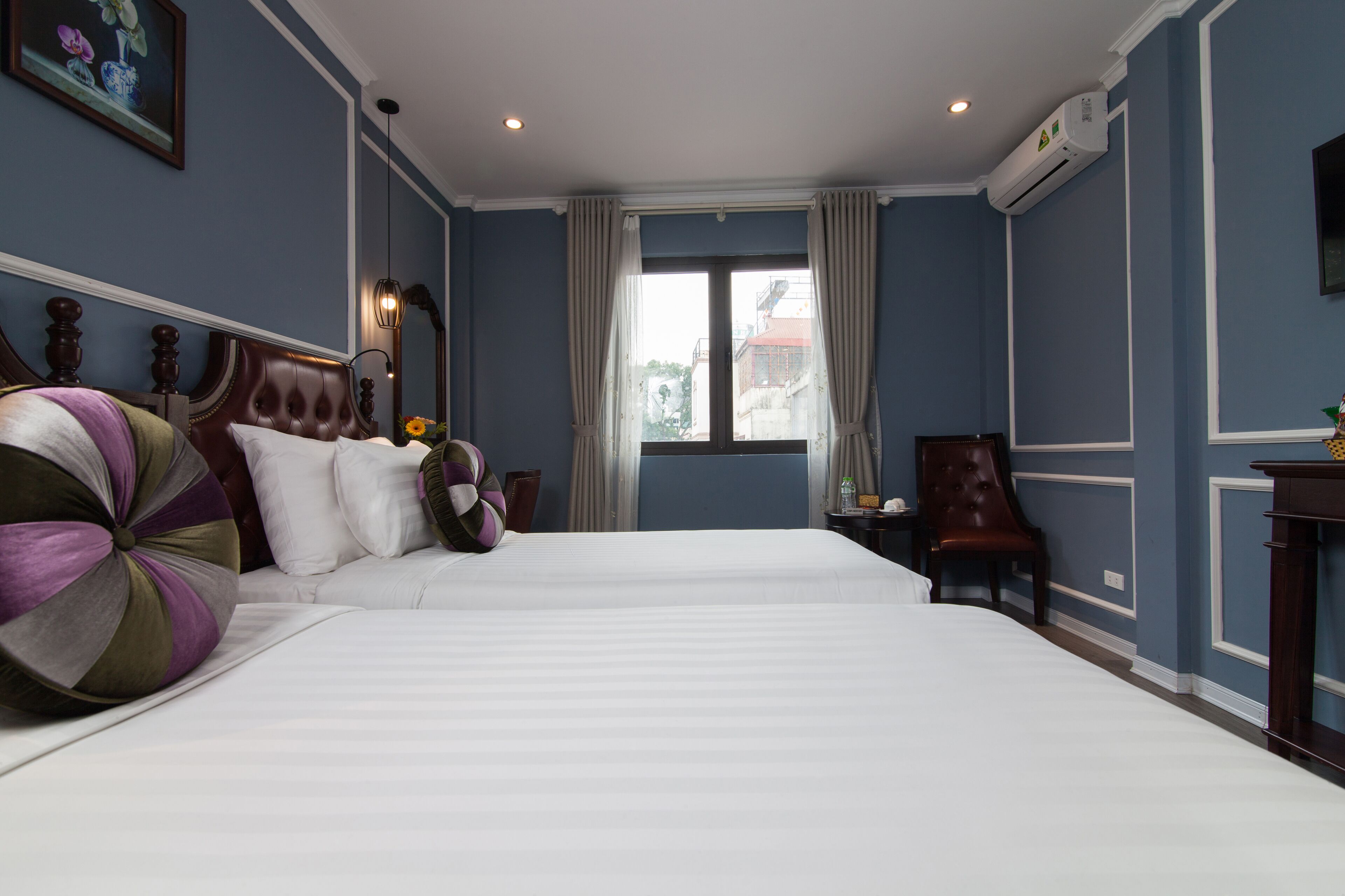 deluxe room | 1 bedroom, minibar, in-room safe, desk