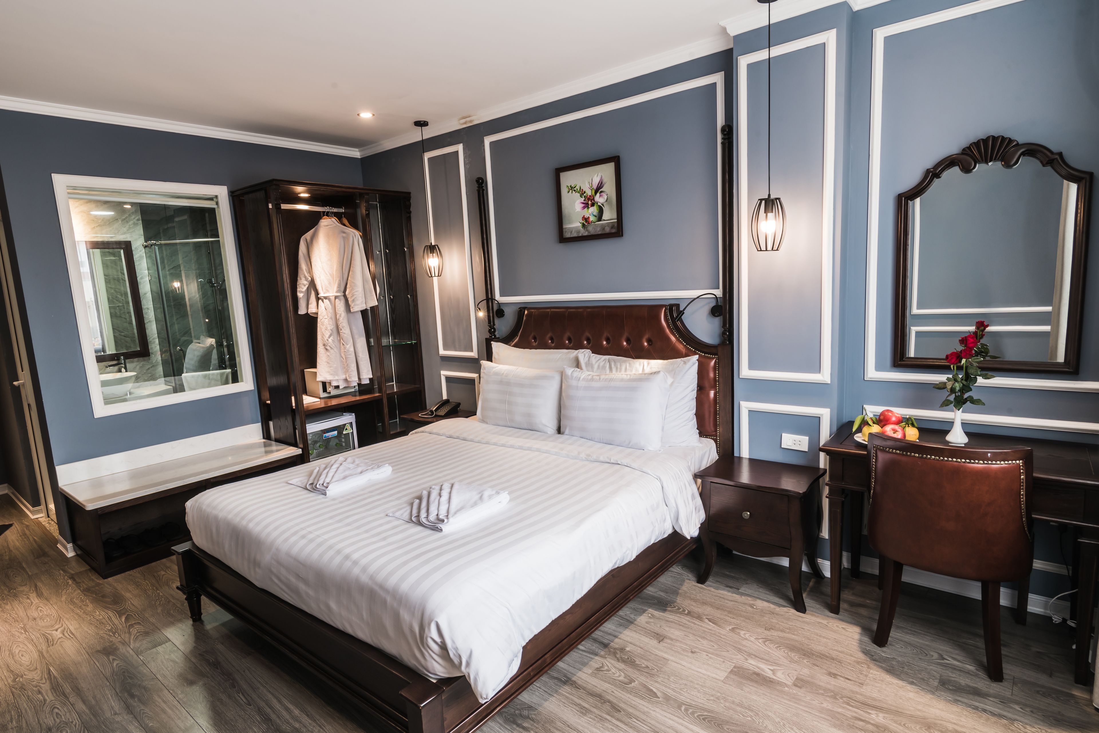 deluxe room | 1 bedroom, minibar, in-room safe, desk