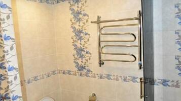 Apartment | Badezimmer | Dusche, kostenlose Toilettenartikel, Haartrockner