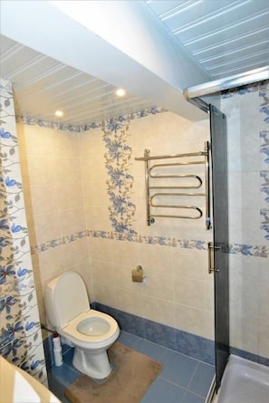 Apartment | Badezimmer | Dusche, kostenlose Toilettenartikel, Haartrockner