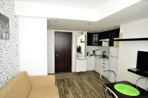 Apartment | Eigene Kochnische | Kühlschrank, Mikrowelle, Ofen, Herdplatte