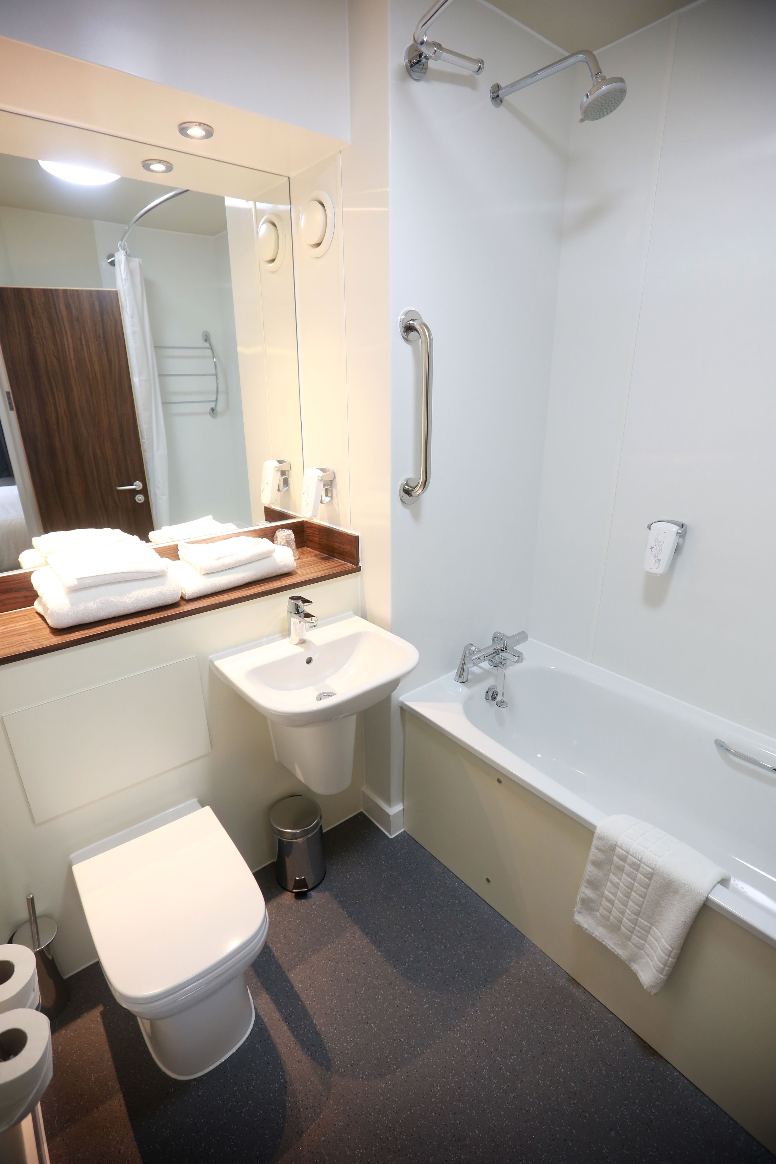 Kombination af bruser/badekar, gratis toiletartikler, håndklæder
