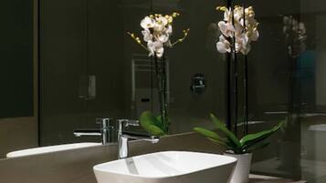 Chambre Double, balcon, vue jardin (Clio) | Salle de bain | Douche, douche à « effet pluie », articles de toilette écologiques