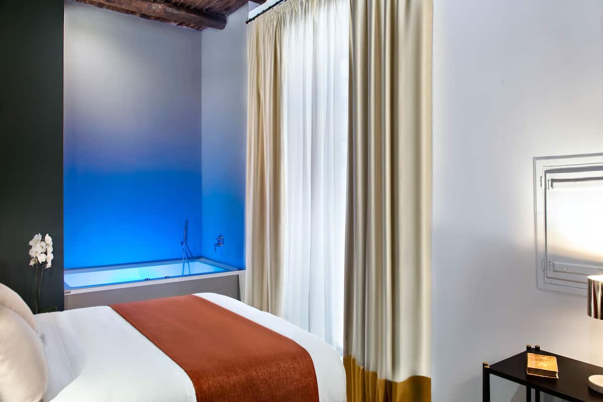 Deluxe Room, Jetted Tub (Sisara) | 1 bilik tidur, cadar Frette Itali, peralatan tempat tidur premium