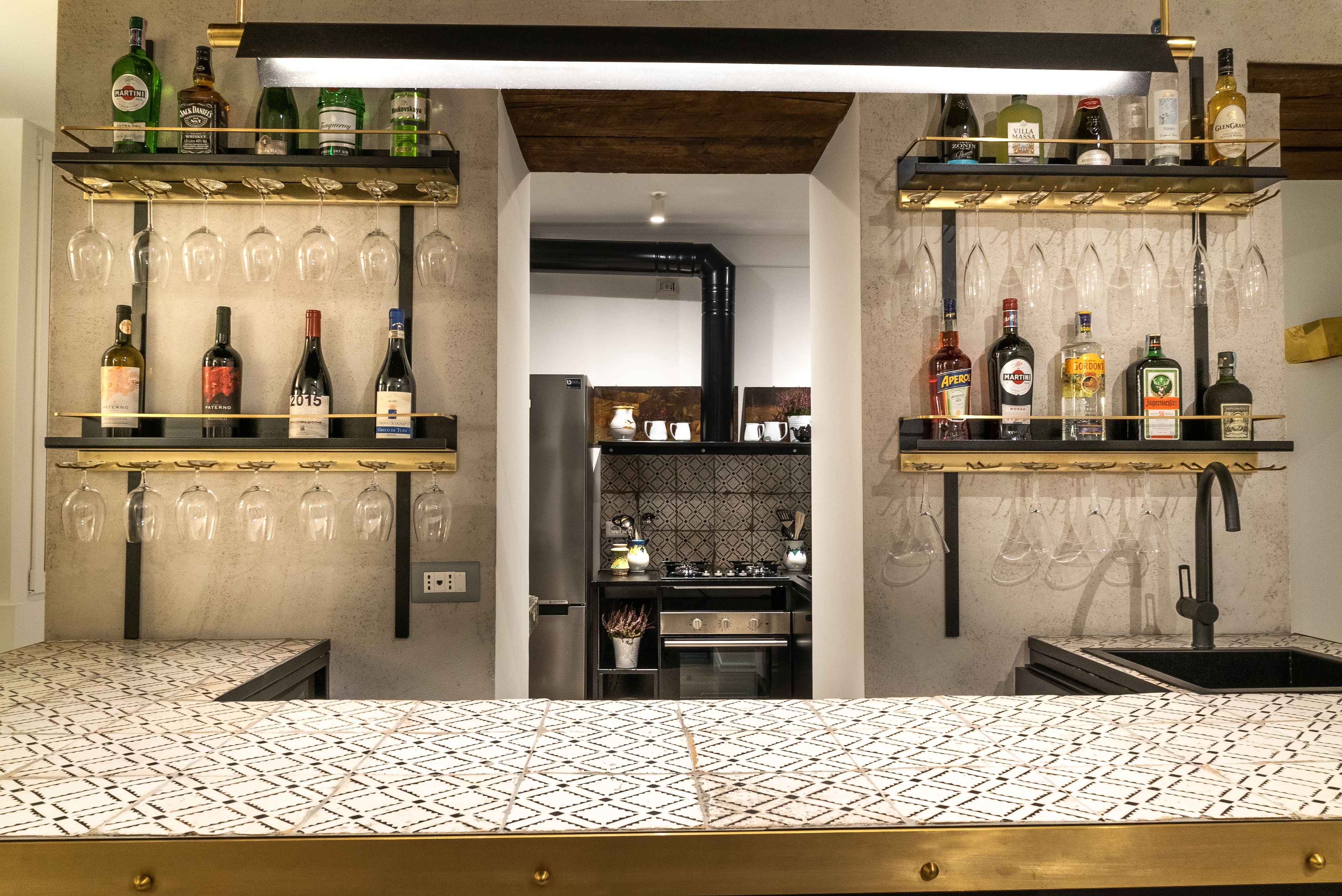 Una cocina moderna con dos estantes para vino, una encimera y un lavamanos.