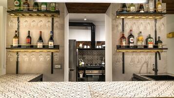 Una cocina moderna con dos estantes para vino, una encimera y un lavamanos.