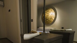 A modern hotel room with a large mirror, a bedside table, and a unique wall-mounted light fixture. - Catania House (Catania)