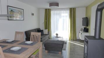 Apartment, 2 Schlafzimmer, Terrasse (Rose) | Wohnzimmer | Smart-TV