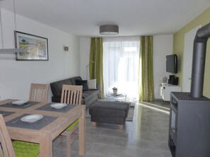 Apartment, 2 Schlafzimmer, Terrasse (Rose) | Wohnzimmer | Smart-TV