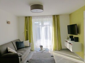 Apartment, 2 Schlafzimmer, Terrasse (Rose) | Wohnzimmer | Smart-TV