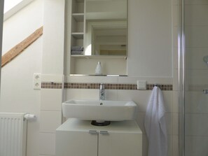 Apartment, 1 Bedroom (Nelke) | Bathroom | Shower, hair dryer, towels - Ferienwohnungen Flora (Bad Windsheim)